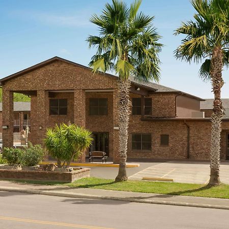 Super 8 By Wyndham Universal City Εξωτερικό φωτογραφία