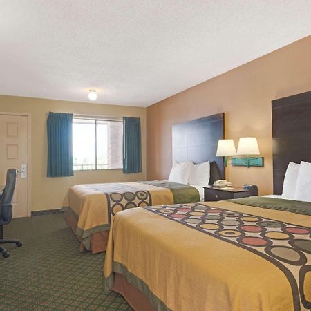 Super 8 By Wyndham Universal City Εξωτερικό φωτογραφία