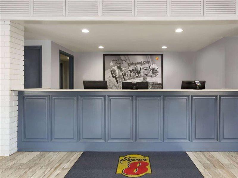 Super 8 By Wyndham Universal City Εξωτερικό φωτογραφία