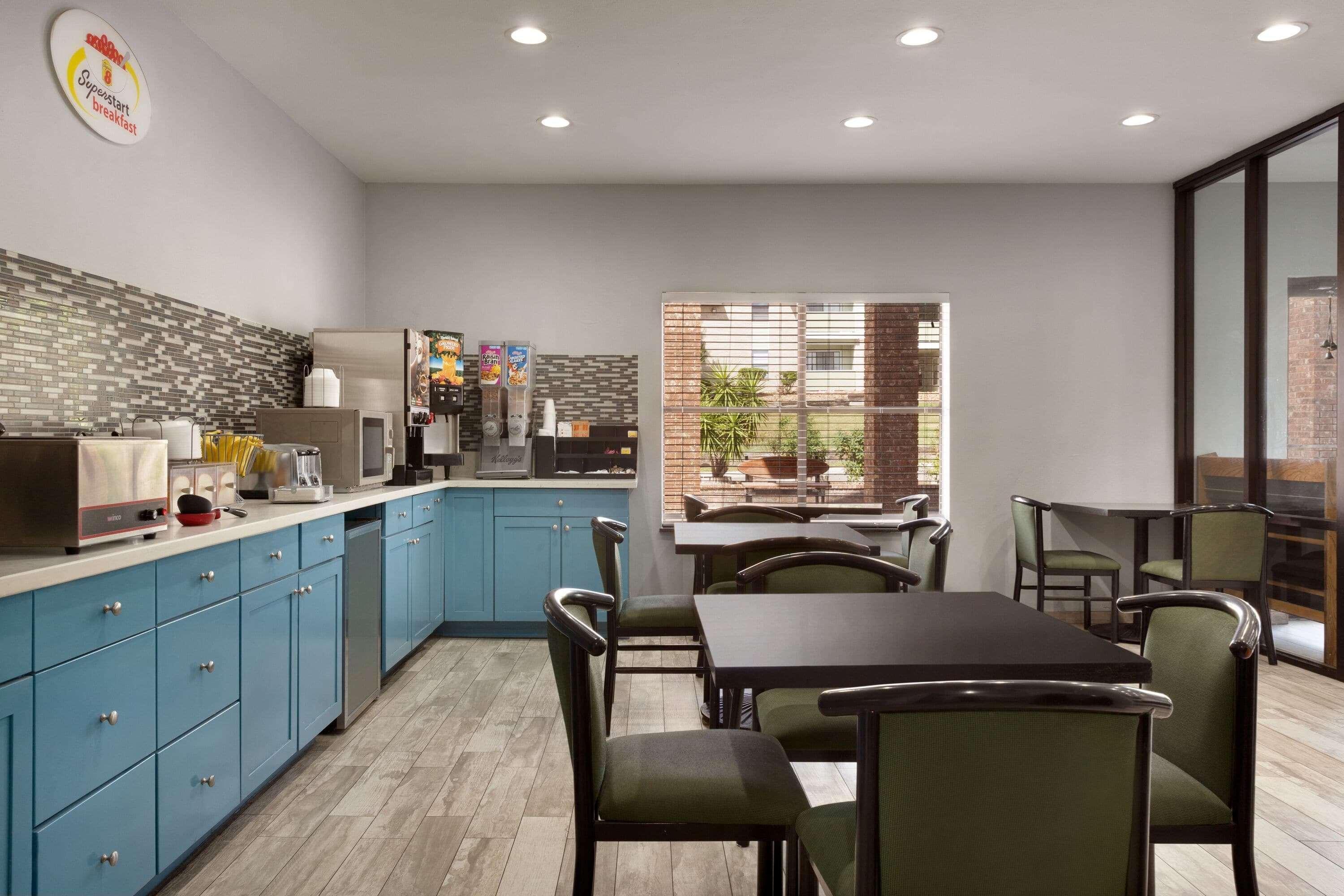 Super 8 By Wyndham Universal City Εξωτερικό φωτογραφία