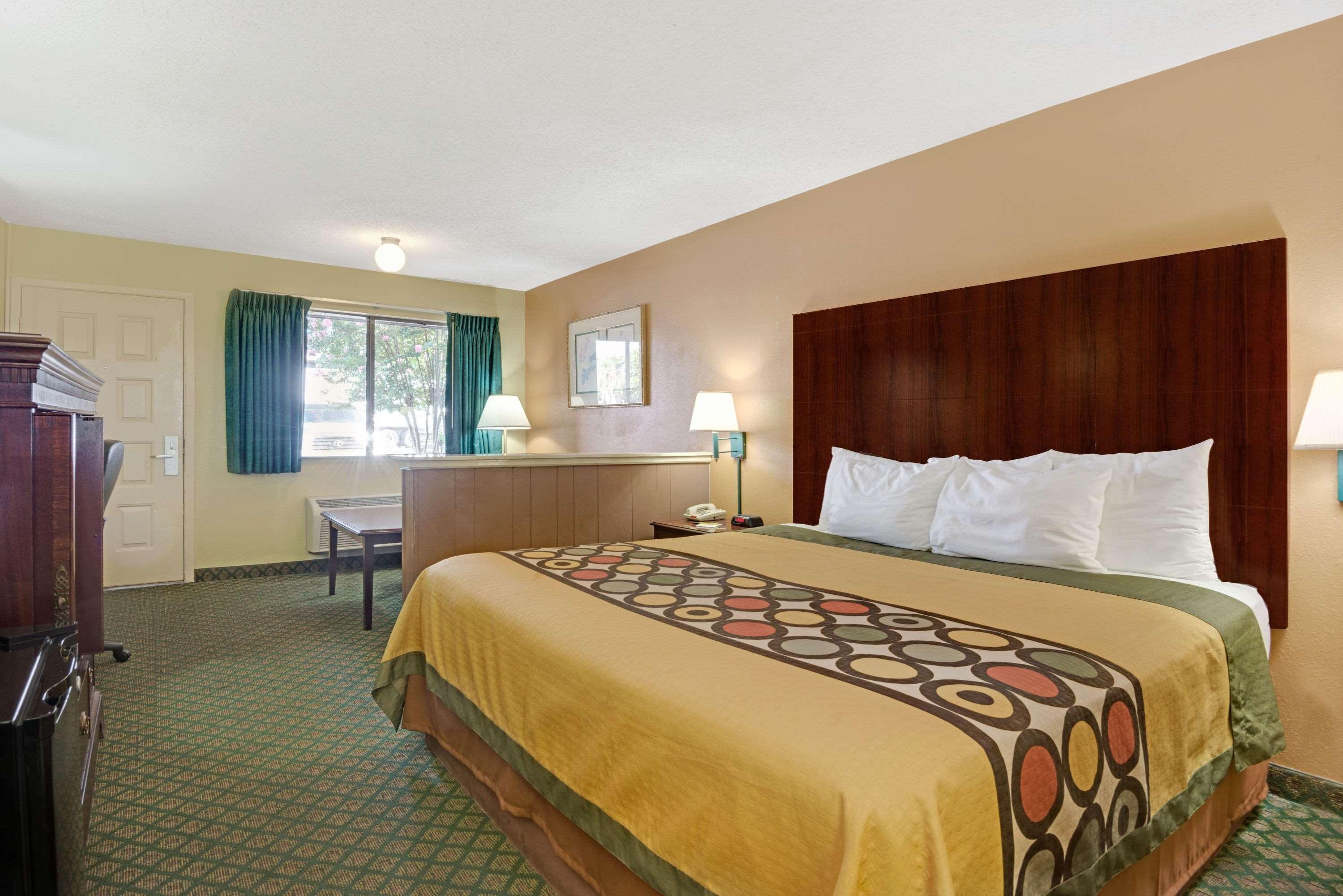 Super 8 By Wyndham Universal City Εξωτερικό φωτογραφία