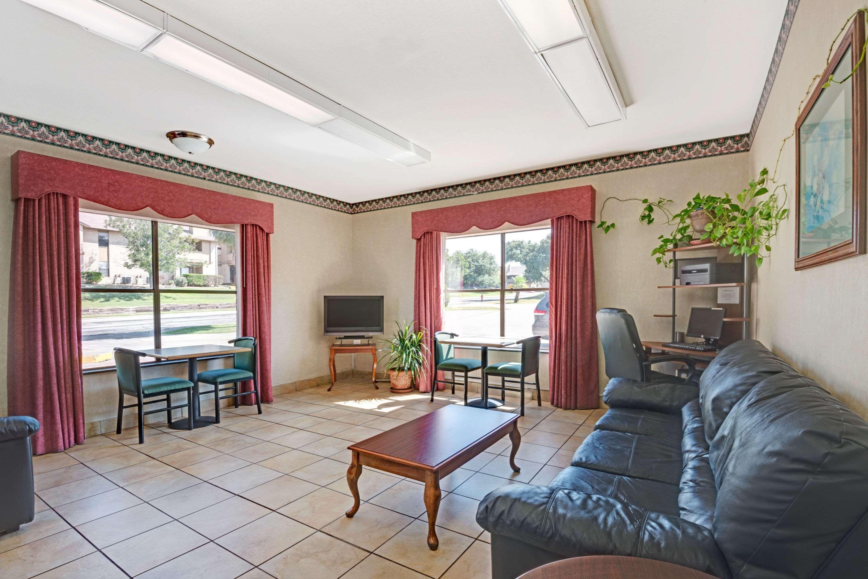 Super 8 By Wyndham Universal City Εξωτερικό φωτογραφία