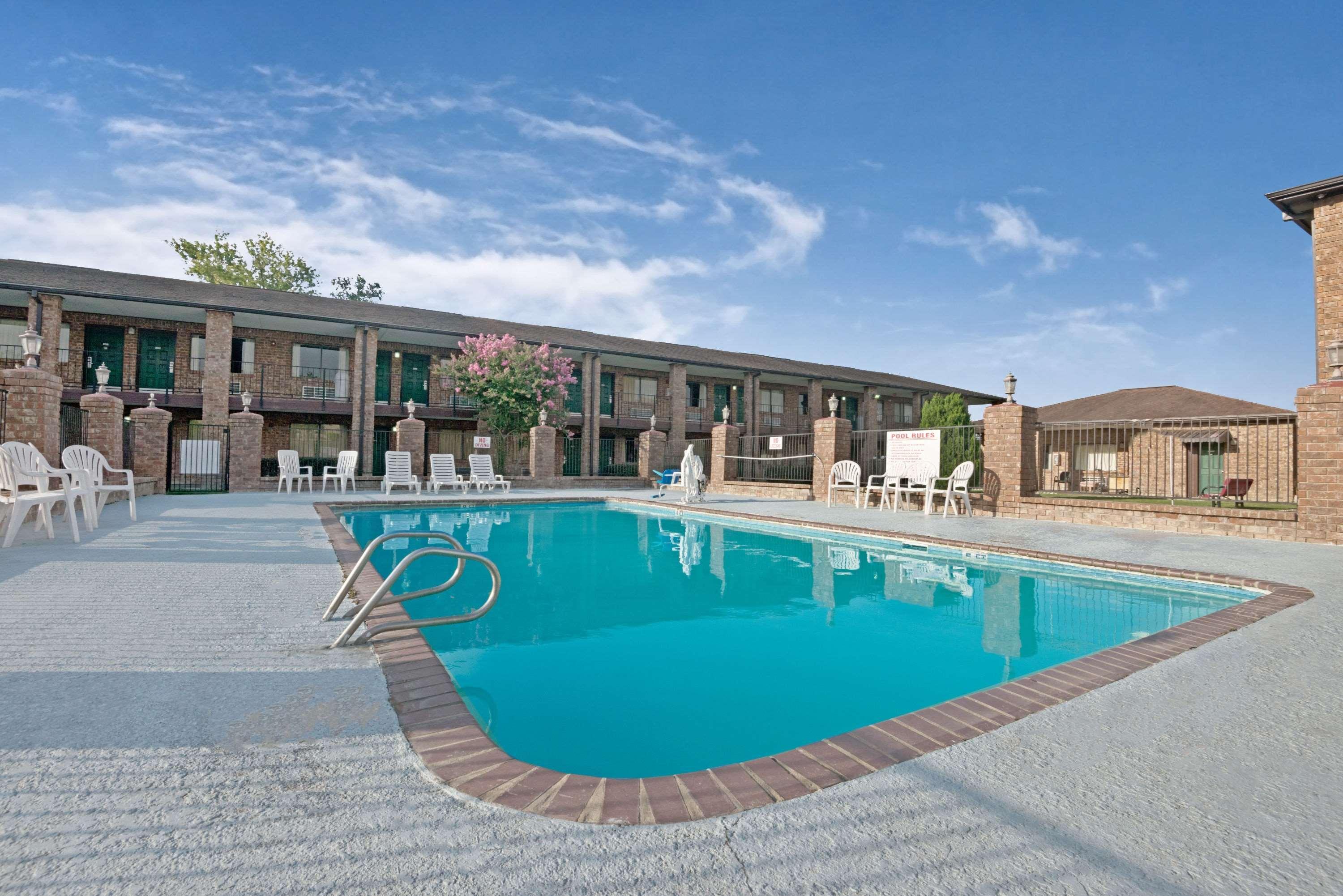 Super 8 By Wyndham Universal City Εξωτερικό φωτογραφία