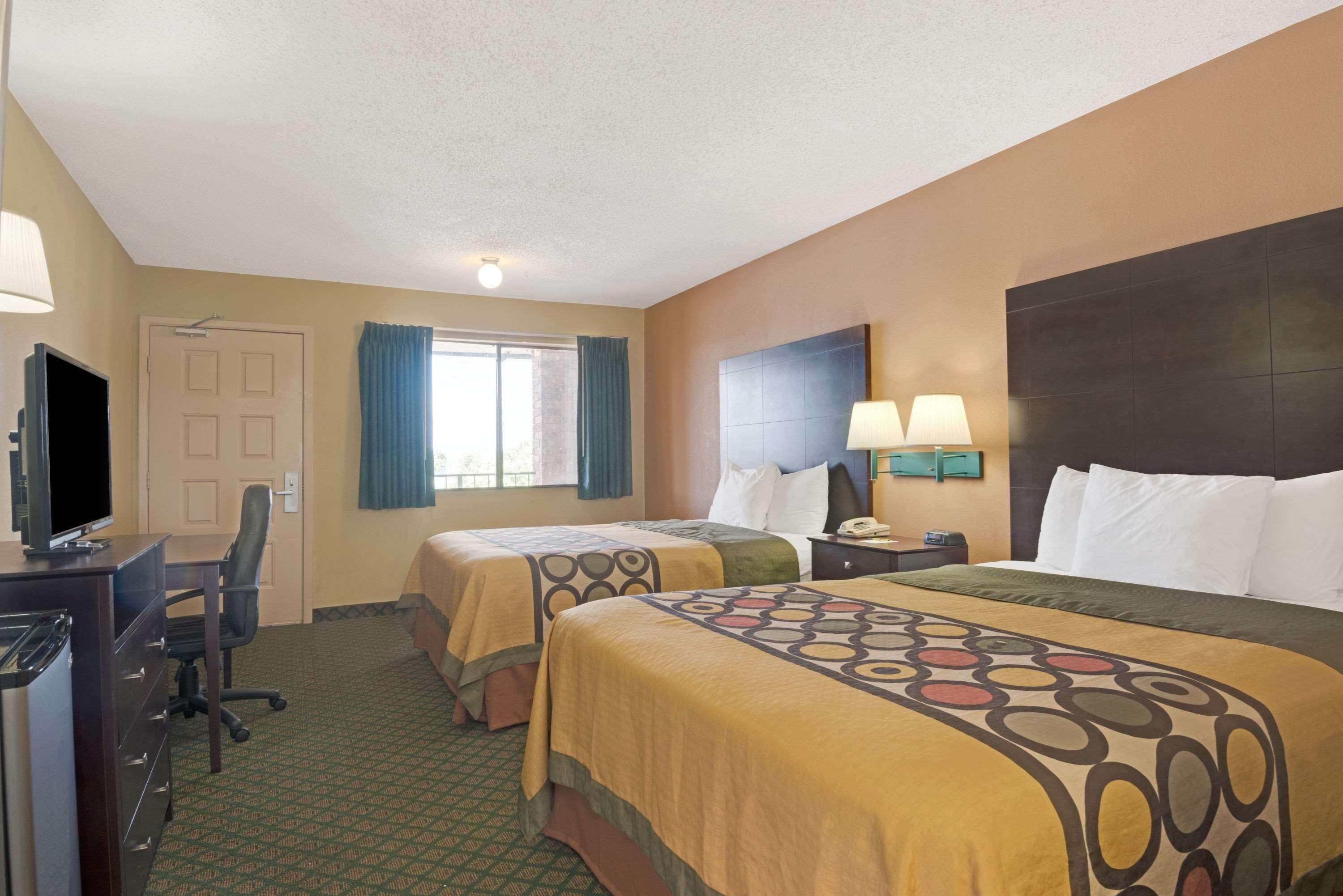 Super 8 By Wyndham Universal City Εξωτερικό φωτογραφία