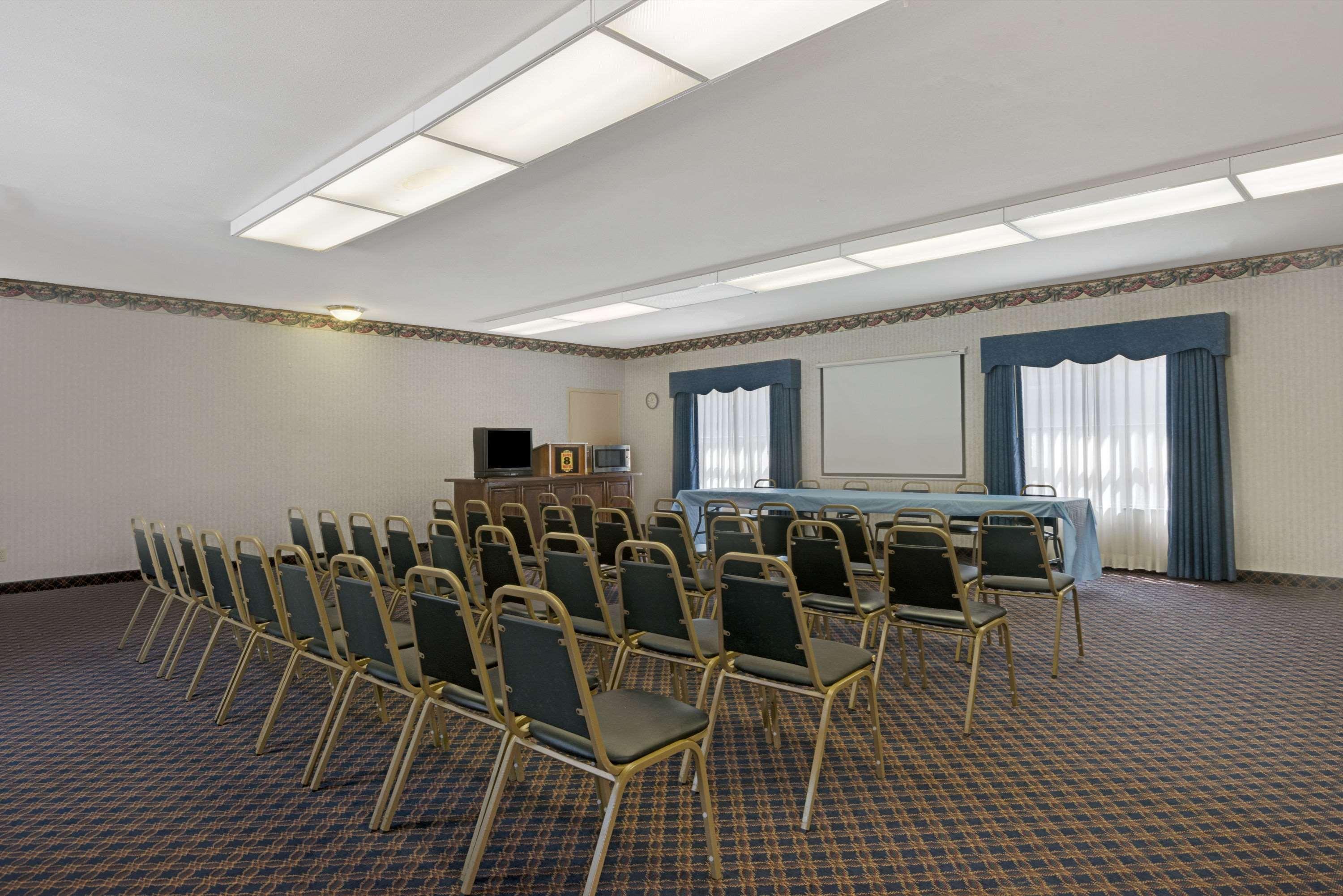 Super 8 By Wyndham Universal City Εξωτερικό φωτογραφία