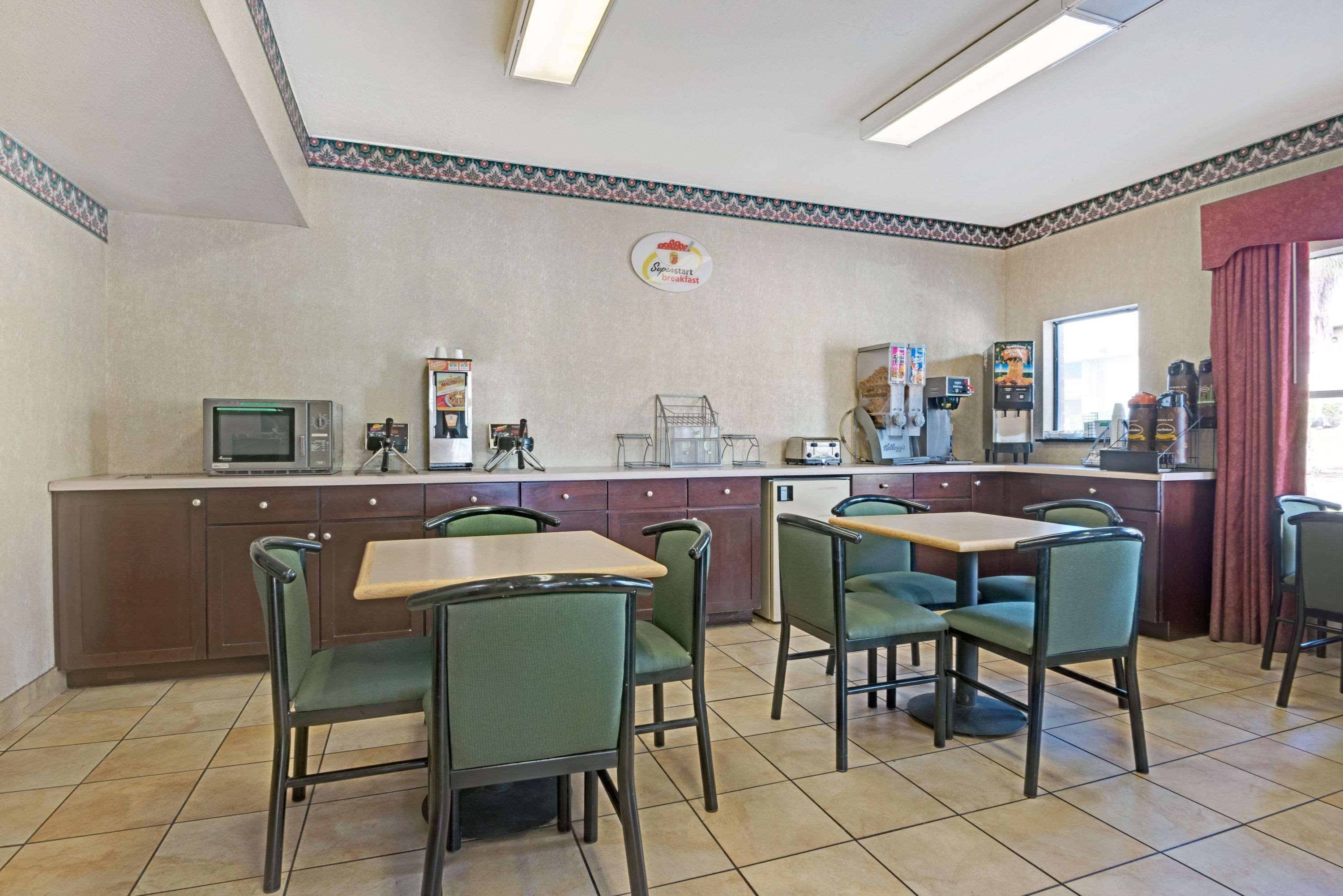 Super 8 By Wyndham Universal City Εξωτερικό φωτογραφία