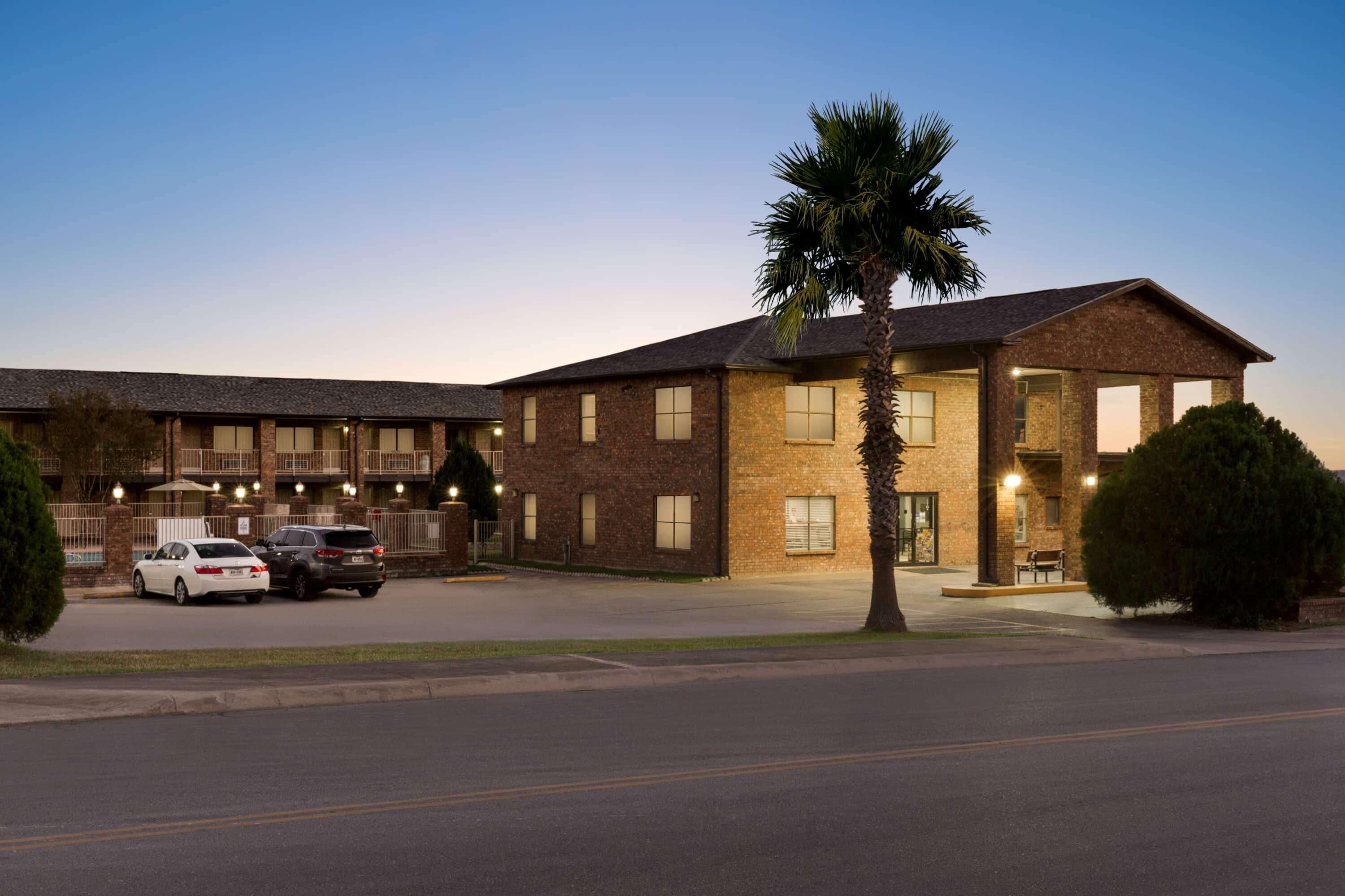 Super 8 By Wyndham Universal City Εξωτερικό φωτογραφία