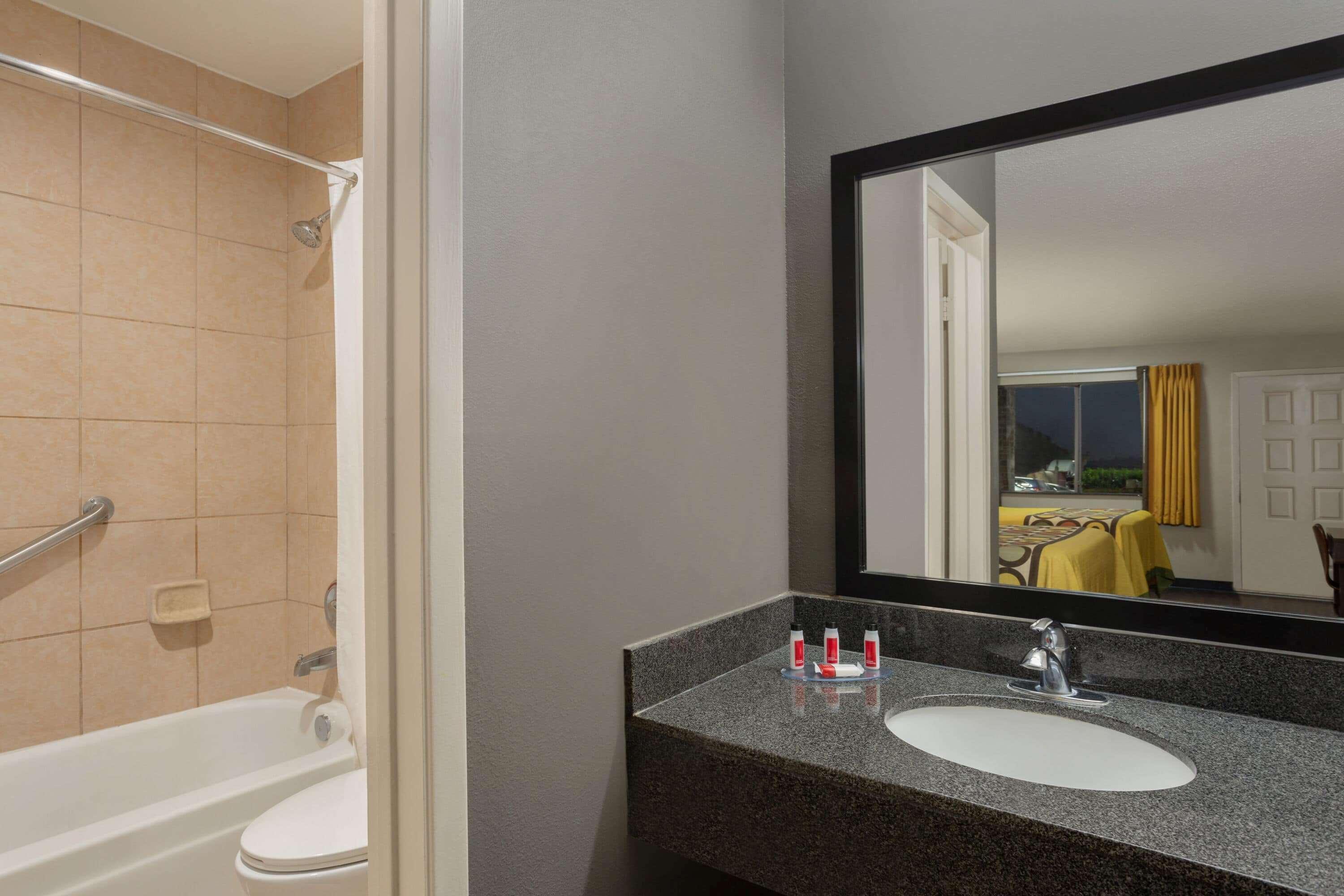 Super 8 By Wyndham Universal City Εξωτερικό φωτογραφία