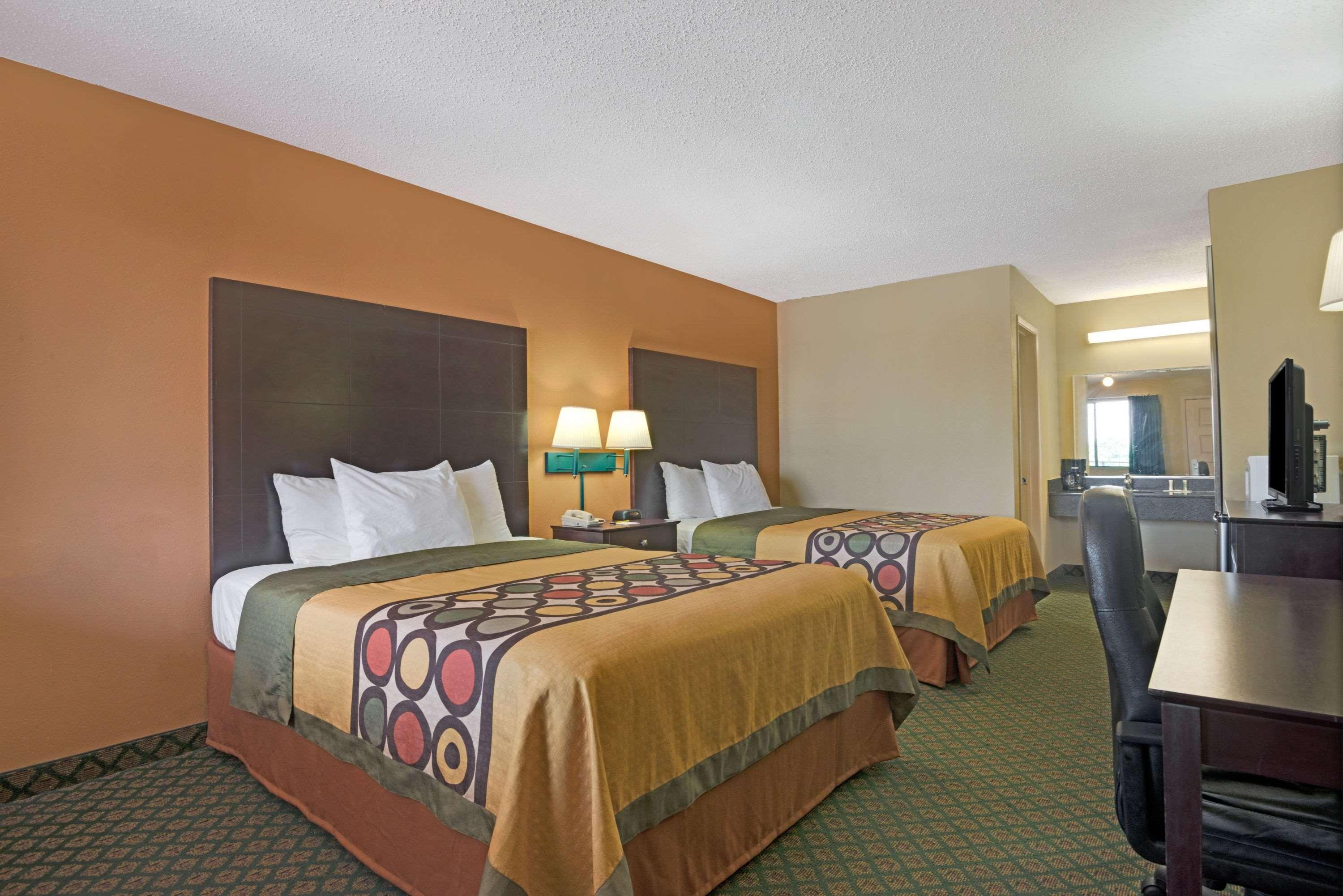 Super 8 By Wyndham Universal City Εξωτερικό φωτογραφία