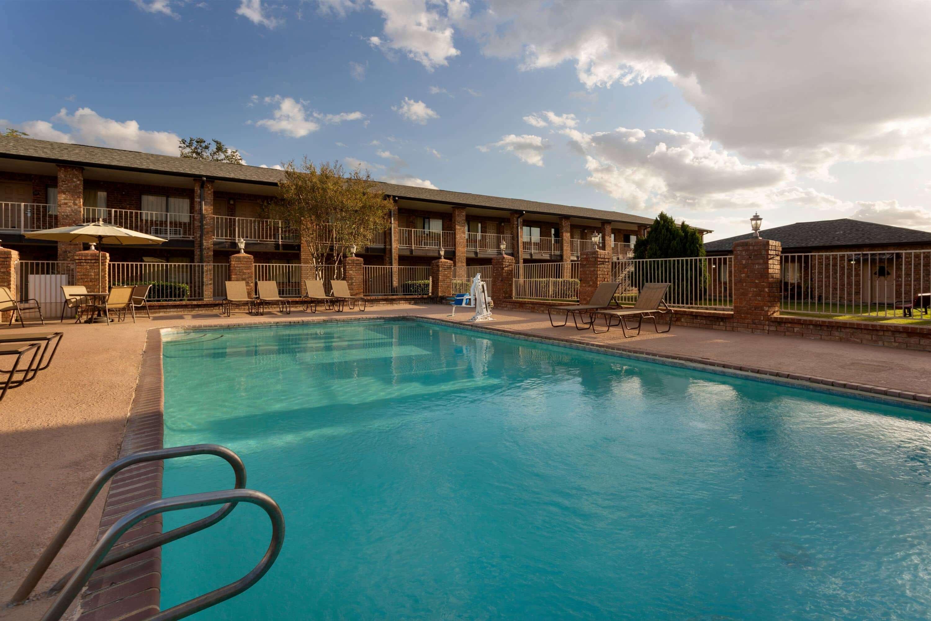 Super 8 By Wyndham Universal City Εξωτερικό φωτογραφία