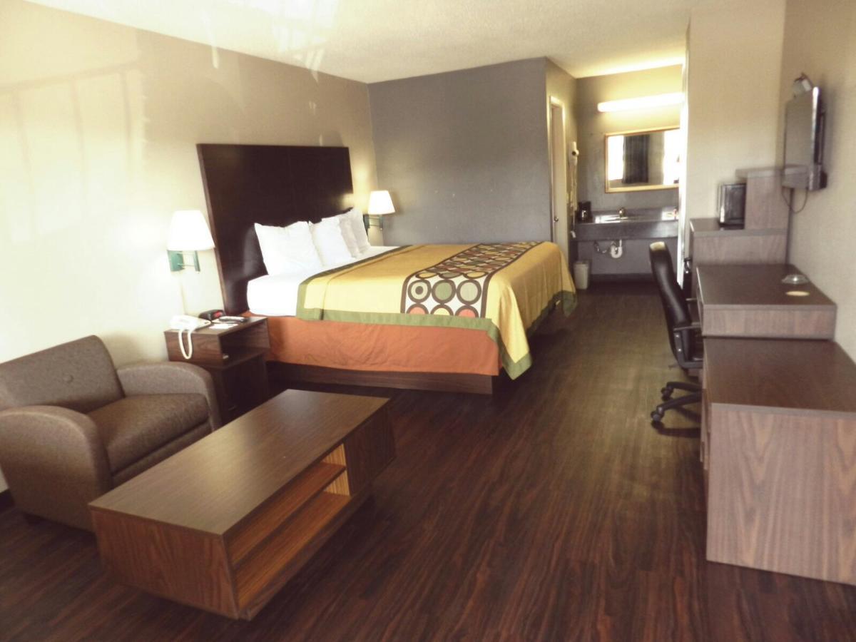 Super 8 By Wyndham Universal City Εξωτερικό φωτογραφία