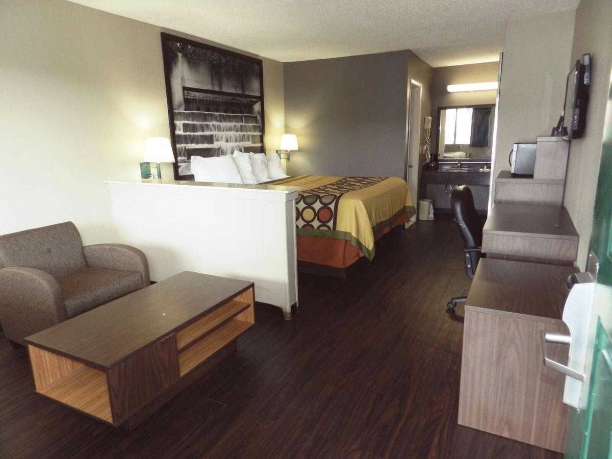 Super 8 By Wyndham Universal City Εξωτερικό φωτογραφία