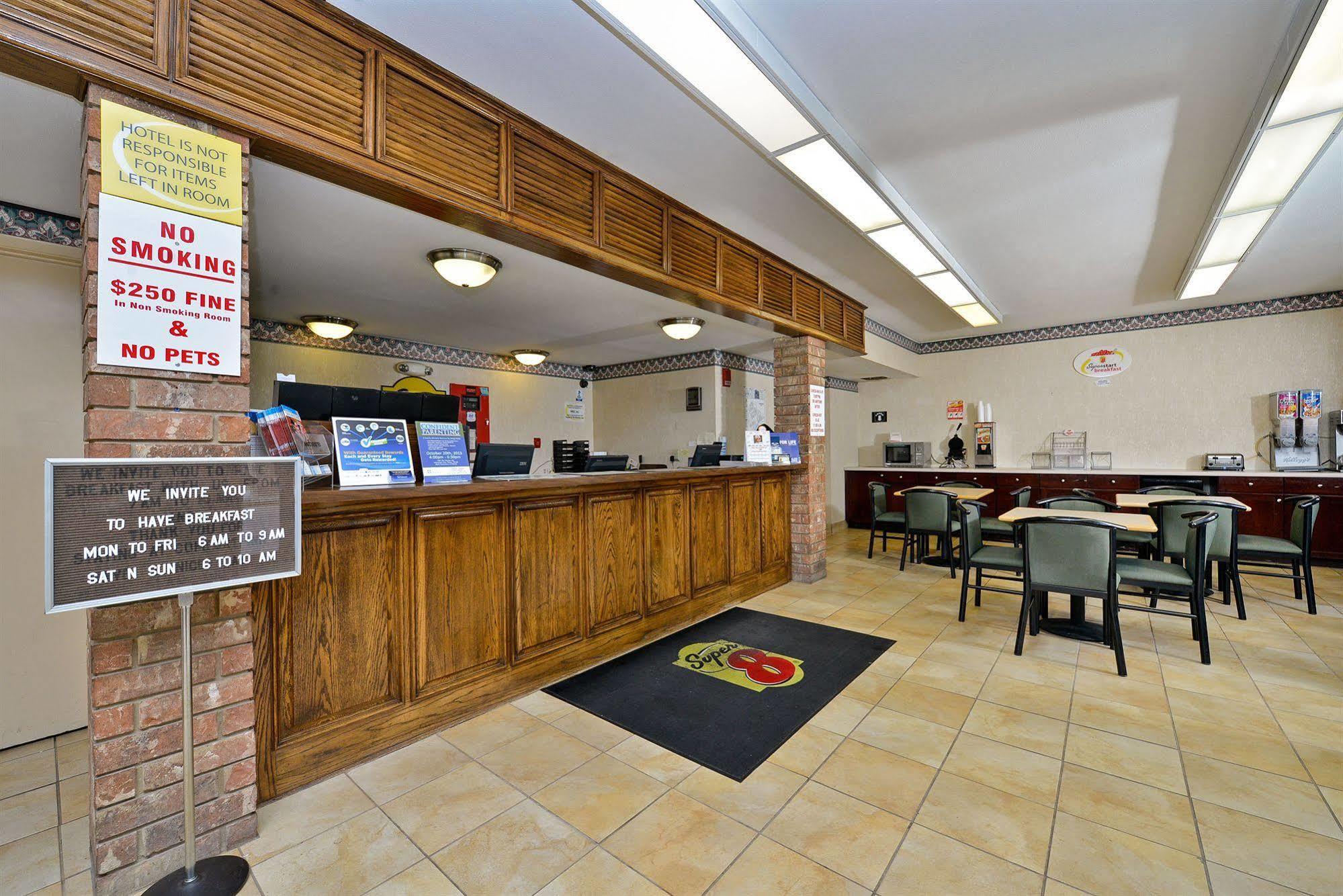 Super 8 By Wyndham Universal City Εξωτερικό φωτογραφία