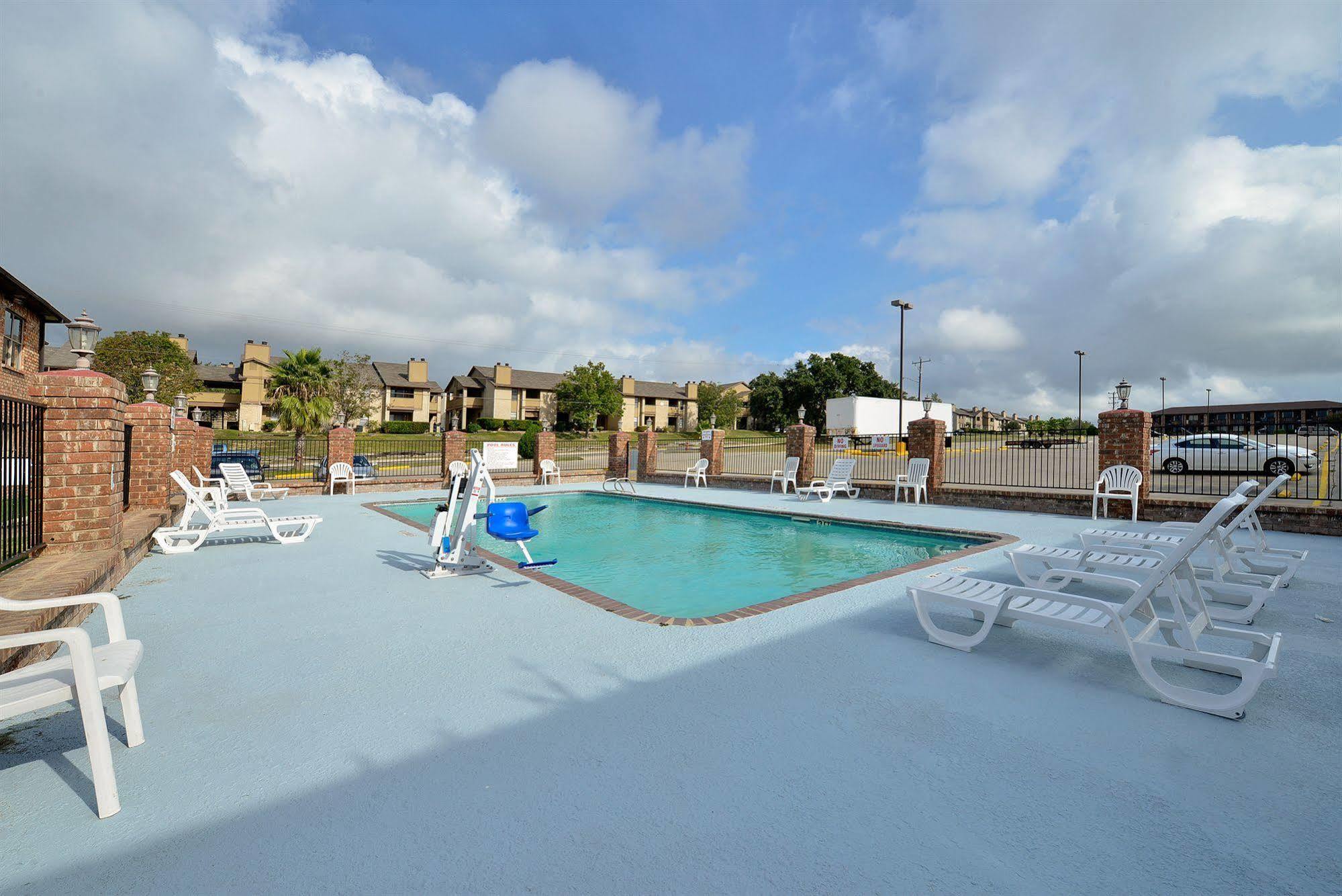 Super 8 By Wyndham Universal City Εξωτερικό φωτογραφία