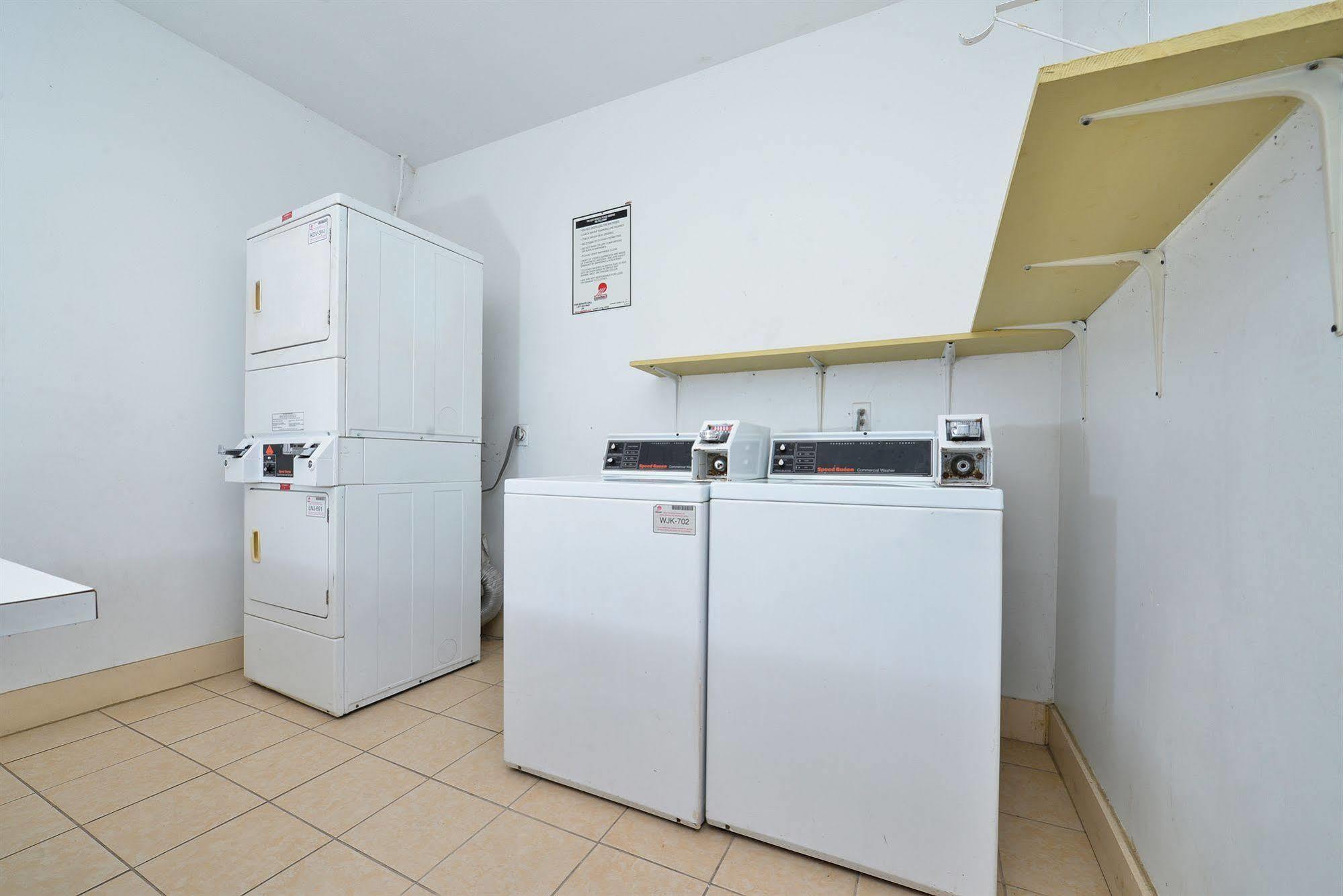 Super 8 By Wyndham Universal City Εξωτερικό φωτογραφία