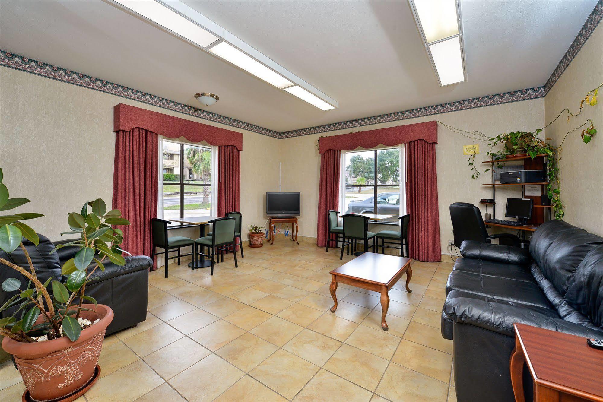 Super 8 By Wyndham Universal City Εξωτερικό φωτογραφία